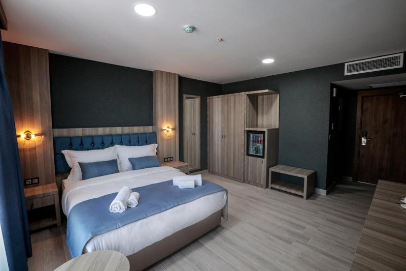 Standard King Room image 4