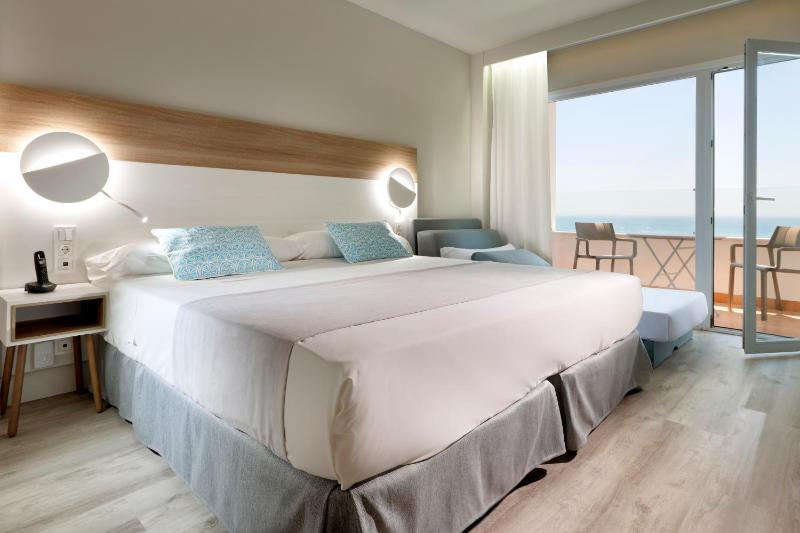  Deluxe Double Room (2 Adults + 1 Child) image 2