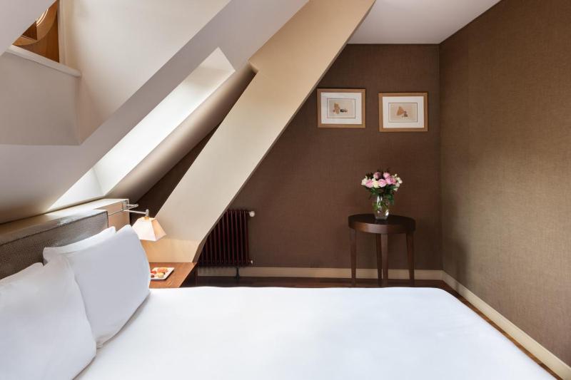 Queen Room with Garden View image 4