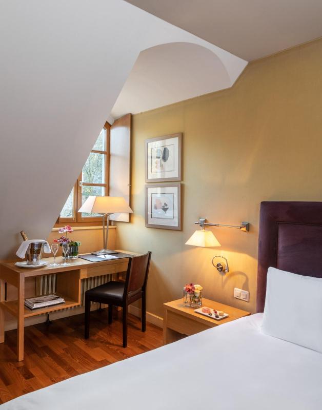 Queen Room with Garden View image 2