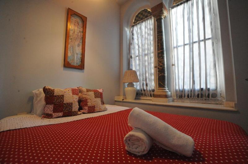 Deluxe Queen Room image 3
