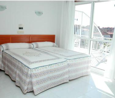 Double or Twin Room image 3