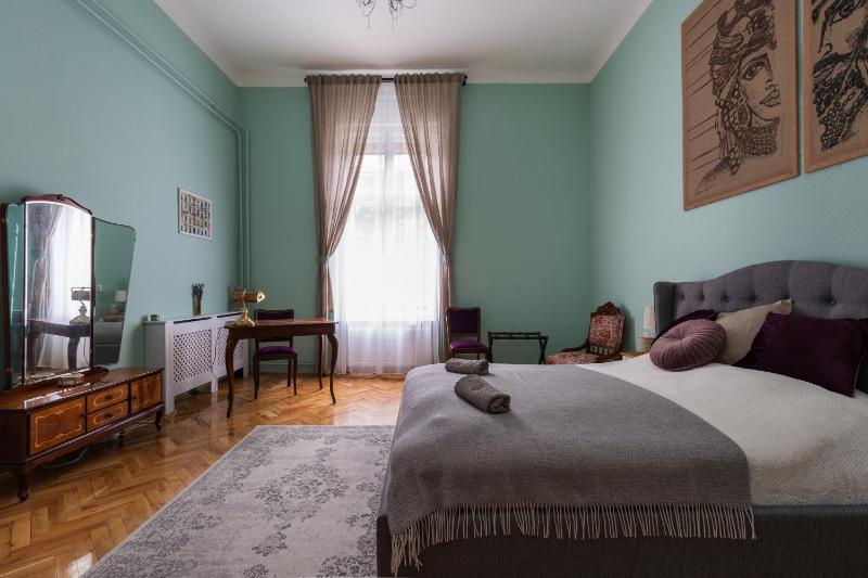 Eclectic Luxury & Spacious 2BR AC Apt in Center - image 8