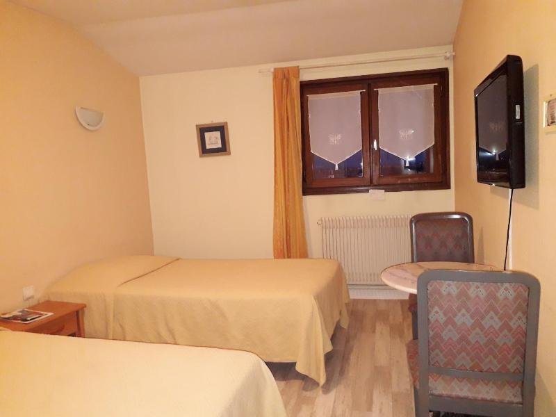 Classic Twin Room image 3
