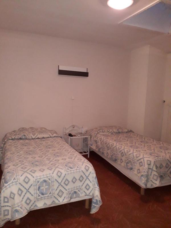 Classic Twin Room image 2