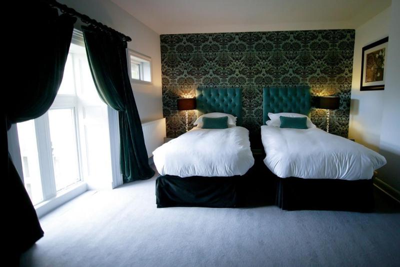 Executive Family Room image 3