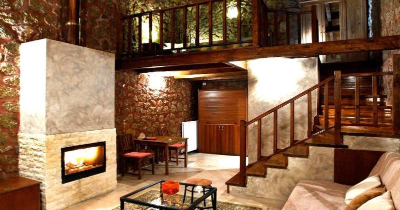 Apartment - Split Level with Fireplace & Spa Bath image 4