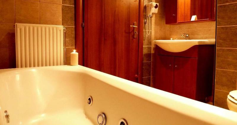 Apartment - Split Level with Fireplace & Spa Bath image 2