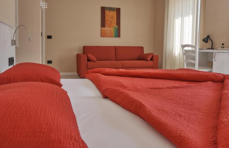 Deluxe Quadruple Room image 4