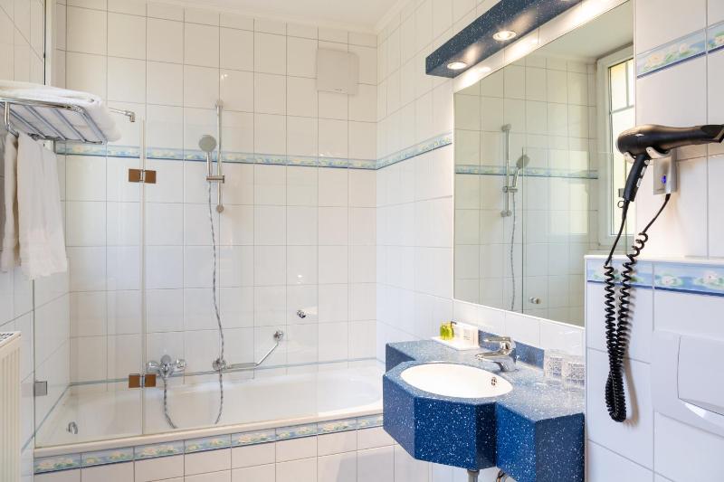 Superior Twin Room image 4