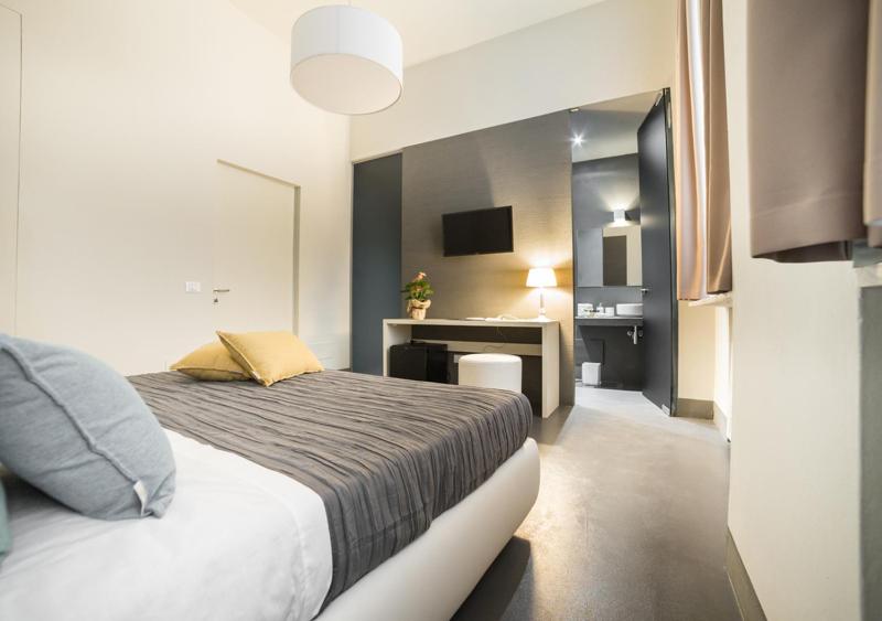 Deluxe Double Room image 3
