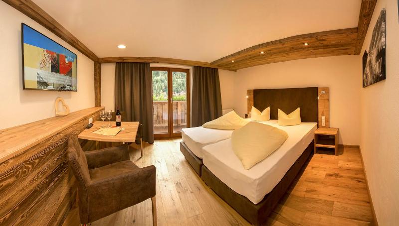 Deluxe Double Room with Balcony image 2