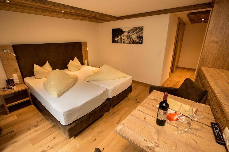 Deluxe Double Room with Balcony image 3