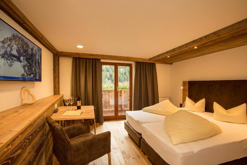 Deluxe Double Room with Balcony image 4