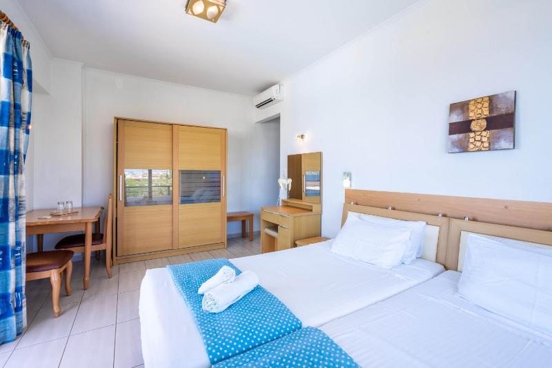 Double Room image 3