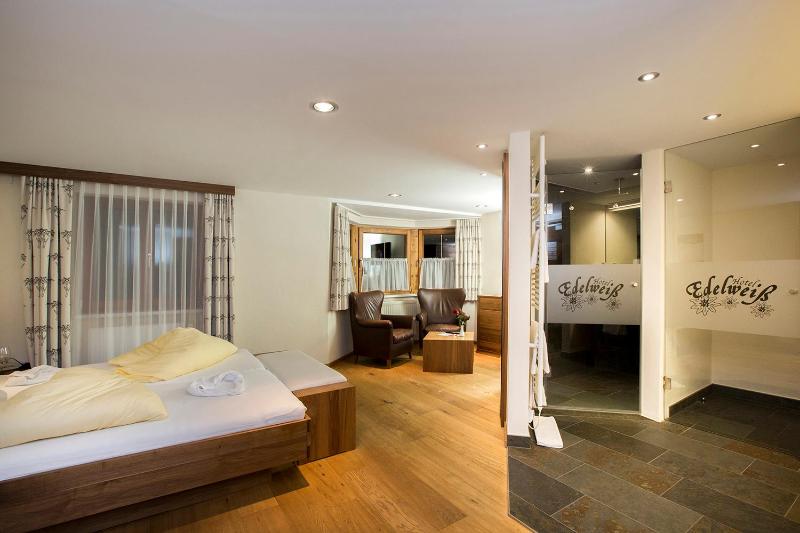 Deluxe Room image 4
