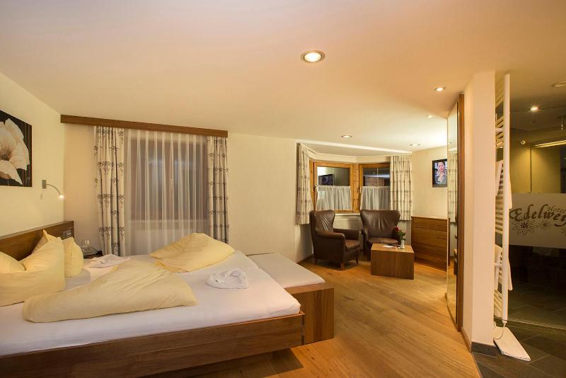 Deluxe Room image 1