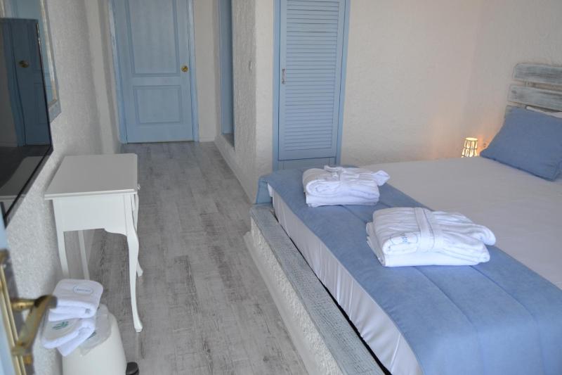 Deluxe Double Room with Sea View image 2
