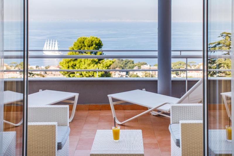 Superior Double Room with Sea View image 3
