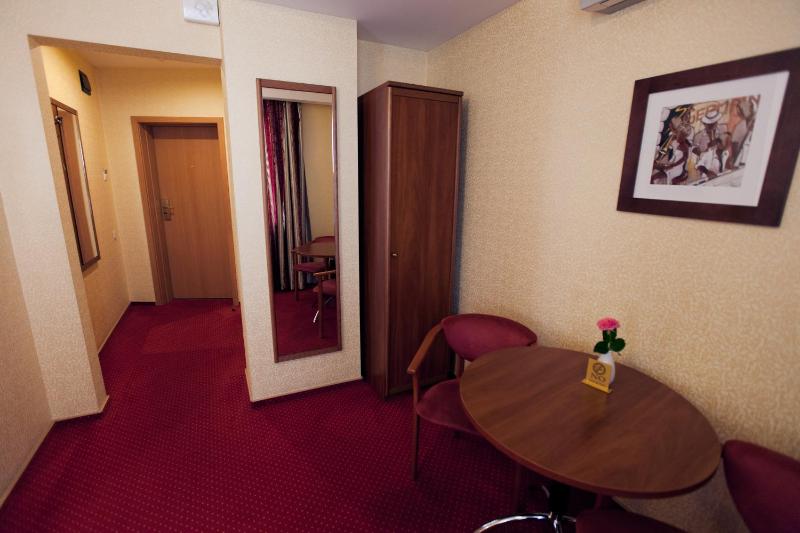 Economy Double Room image 3