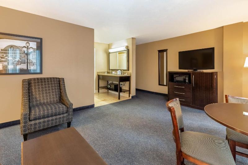 La Quinta Inn & Suites by Wyndham Seattle Downtown - image 12