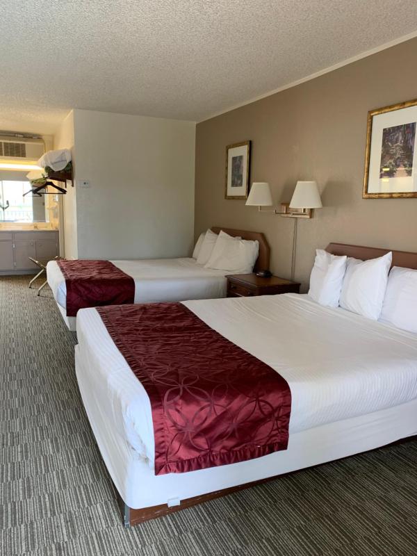 Standard Double or Twin Room with Balcony image 4