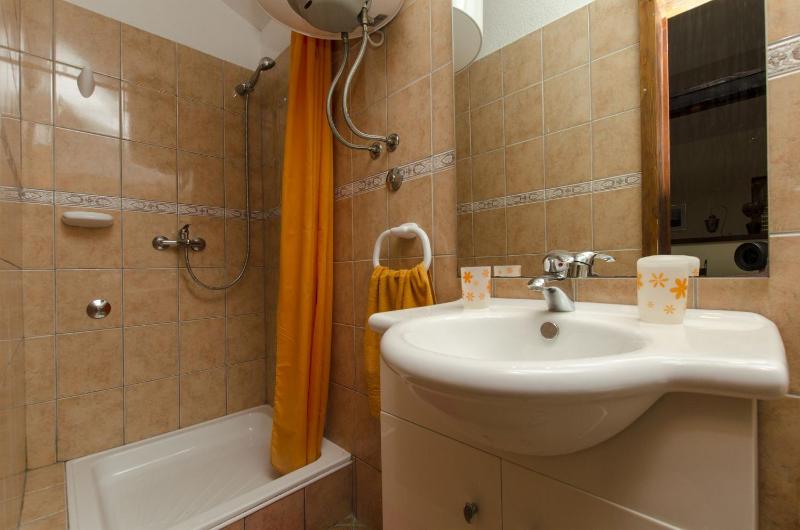 Studio Apartment 2 image 3