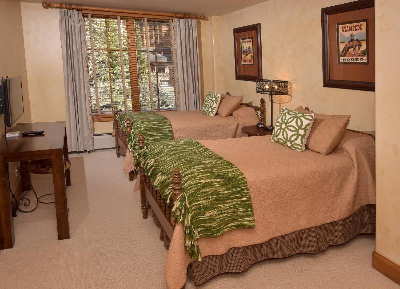 Bright Ski in out Condo 3Br 35Ba - image 17