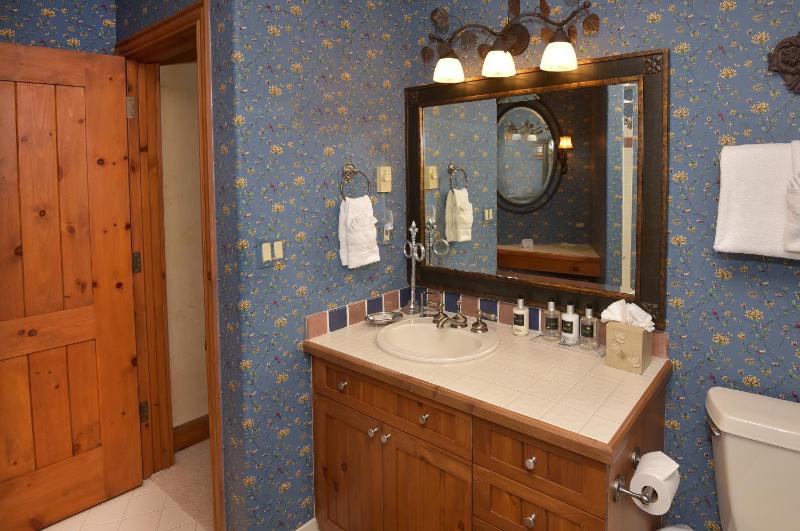 Bright Ski in out Condo 3Br 35Ba - image 18