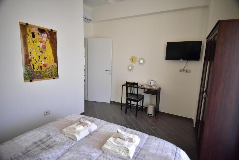Double Room image 4