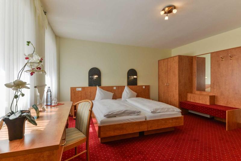 Double Room image 3