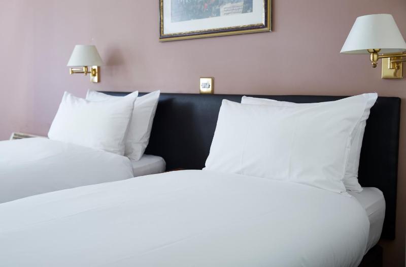 Twin Room image 3