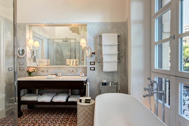 Suite with Sea View image 2