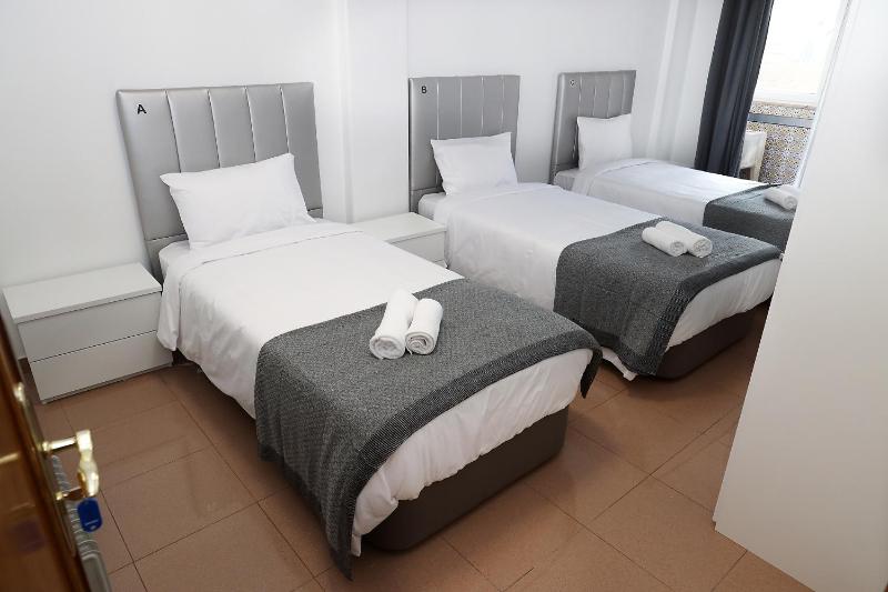 Triple Room with Shared Bathroom image 3