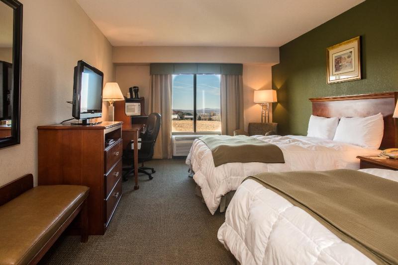 Queen Room with Two Queen Beds - Non-Smoking image 3