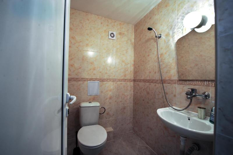 Best Rest Guest Rooms - image 16