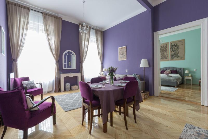 Eclectic Luxury & Spacious 2BR AC Apt in Center - image 7