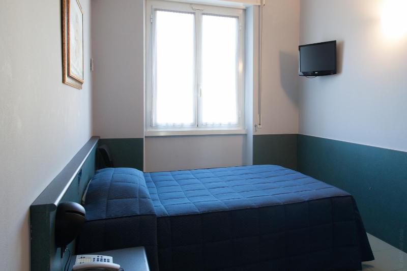 Single Room with French Bed image 1