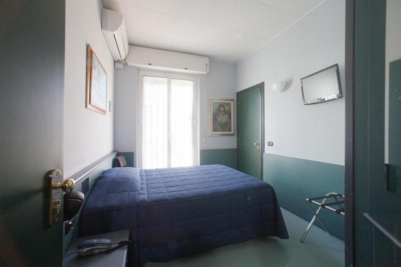 Single Room with French Bed image 3