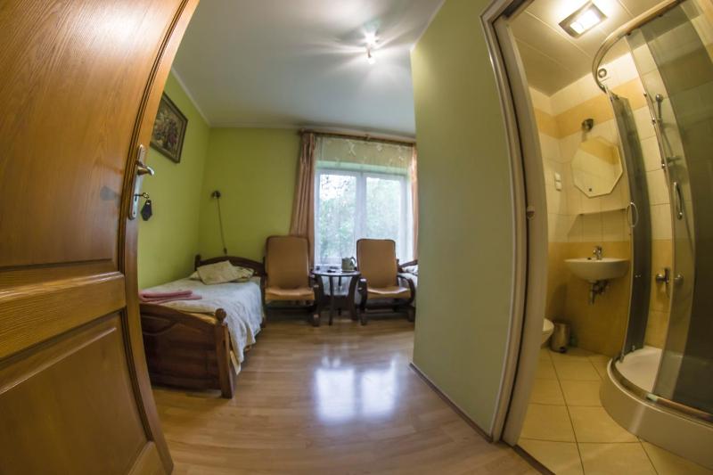 Twin Room image 4