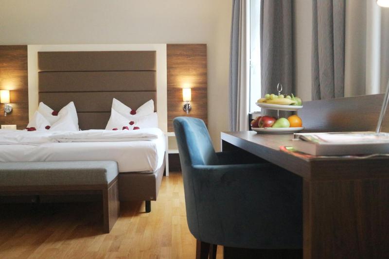 Deluxe Suite with Lake View image 1