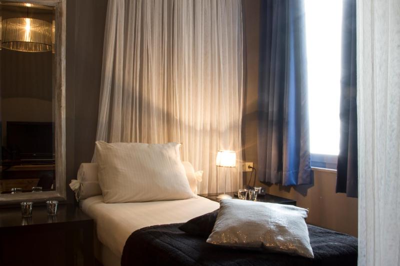 Agadir Twin Room (Private bathroom in hallway) image 4