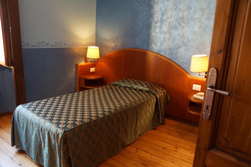 Single Room with Shared Bathroom image 3