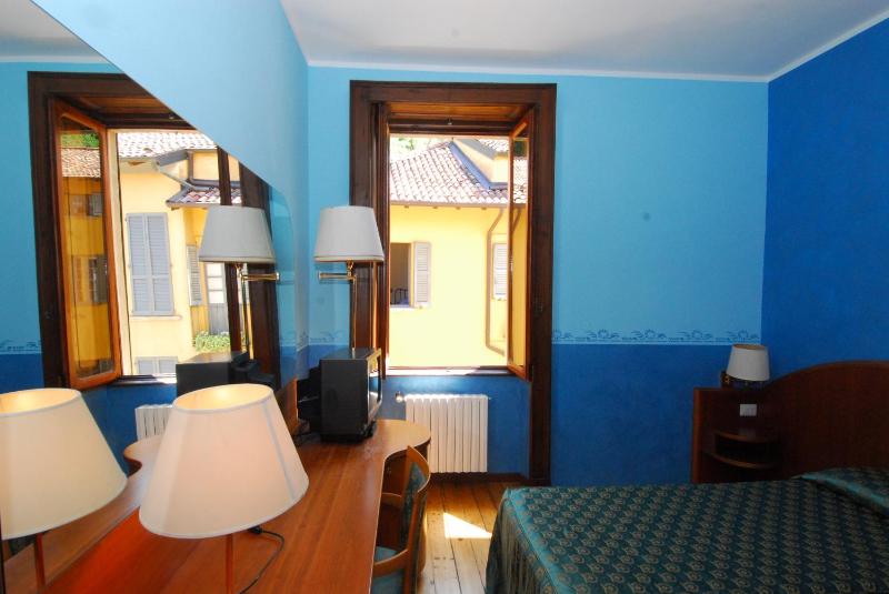 Single Room with Shared Bathroom image 3