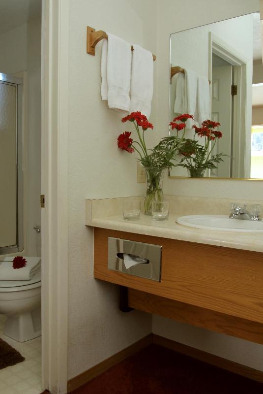 Queen Room image 2