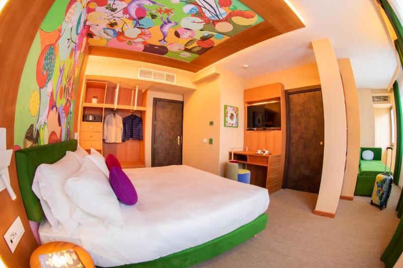 Standard Quadruple Room image 3