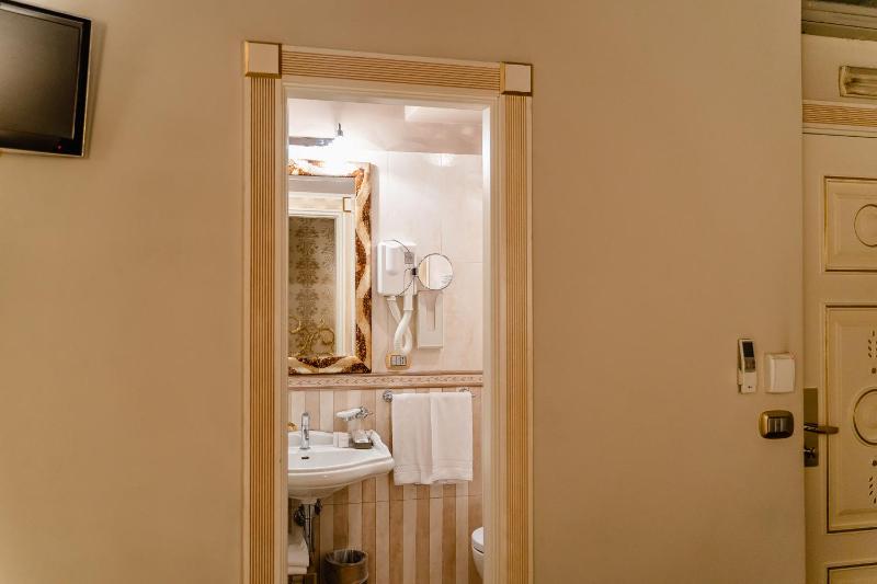 Small Double Room image 3