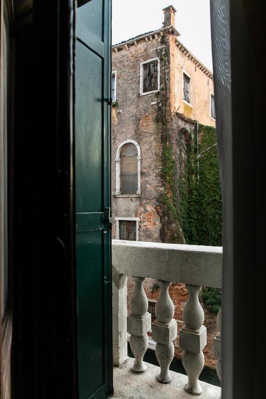 Junior Suite with Canal View image 2