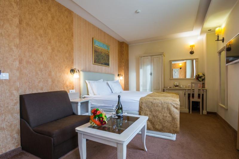 Deluxe Double Room with Balcony image 1