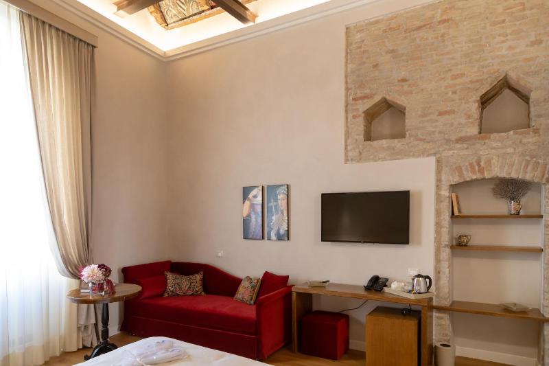 Deluxe King Room image 2
